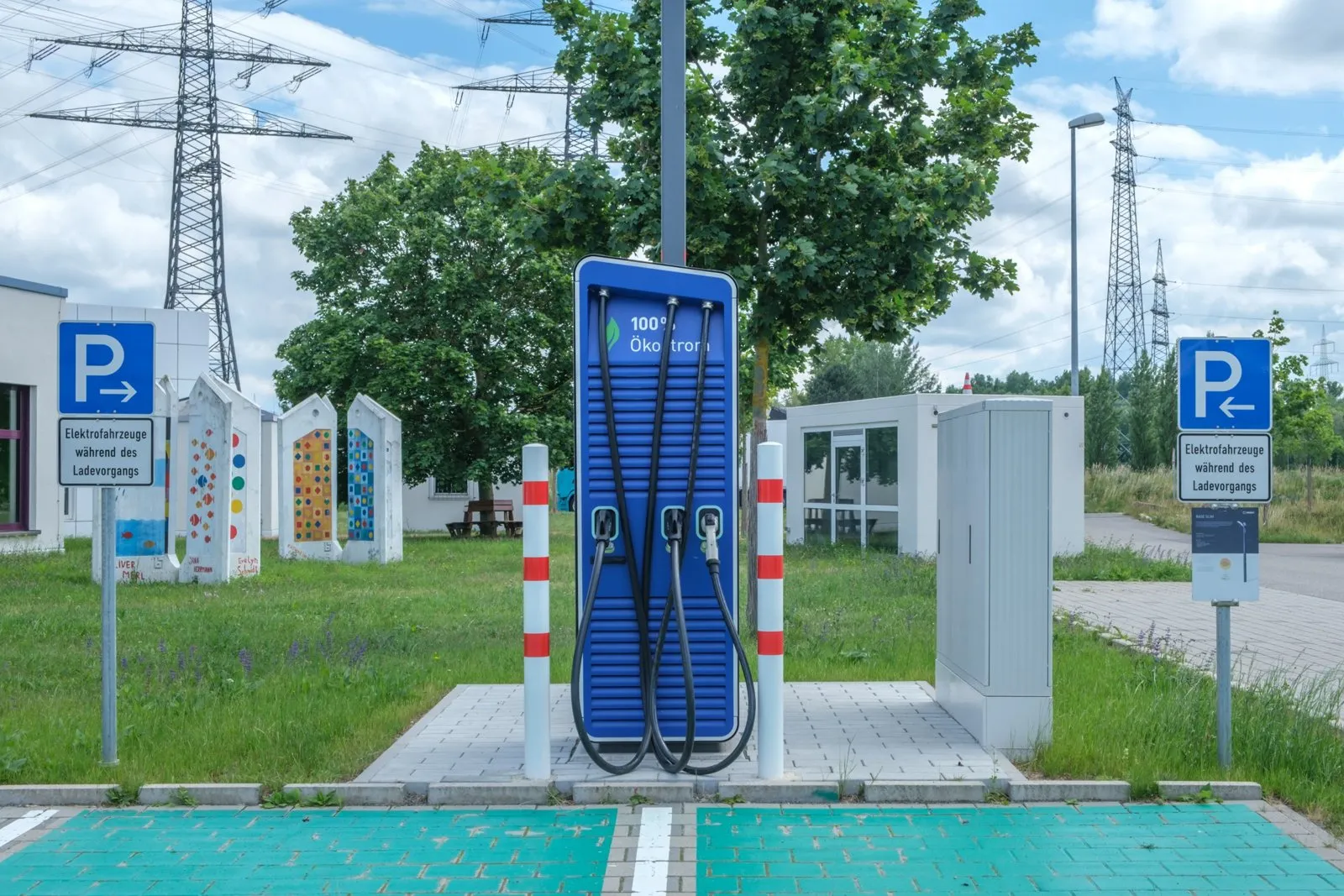 La Dacia Spring électrique rouge, stationnée dans une rue urbaine, sous une lumière douce de fin de journée.