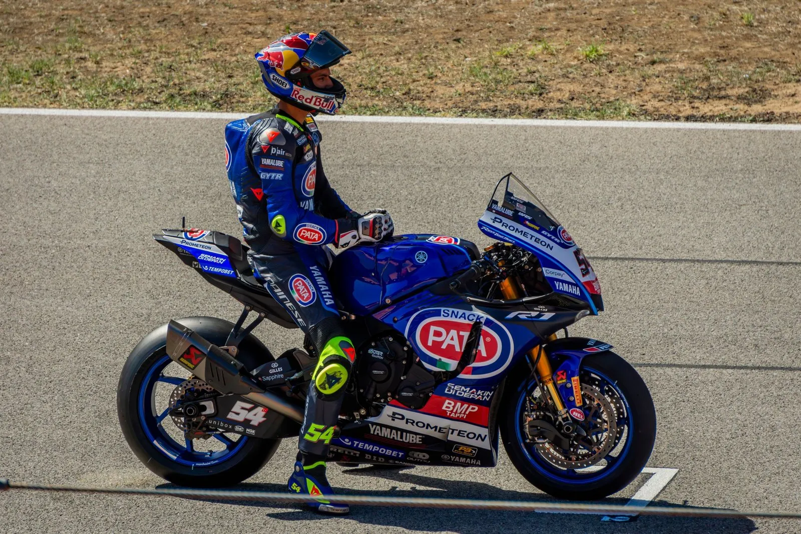 Yamaha R9 bleue en mouvement sur circuit, carénage profilé et trois-cylindres CP3 visible